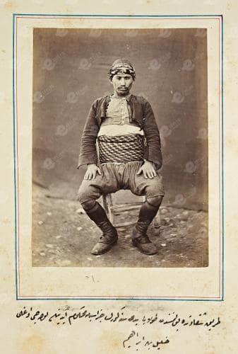 Yedi yıl kürek cezasına çarptırılmış olan ve Aydın Hapishanesi’nde yatan Aydınlı zeybek İbrahimoğlu Halil’in, 1900’lü yılların başlarında çekilen fotoğrafı.    