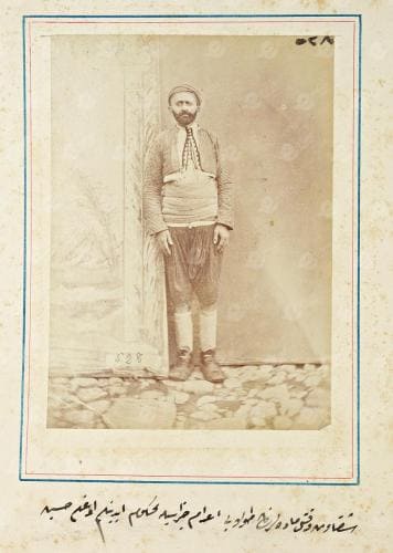 İdam mahkûmu olarak Aydın Hapishanesi’nde yatan Aydınlıoğlu Hüseyin’in, 1900’lü yılların başlarında çekilen fotoğrafı.    