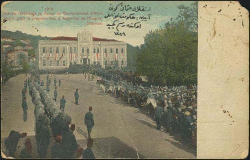 1914- Hükümet Binası Önünde Kutlama